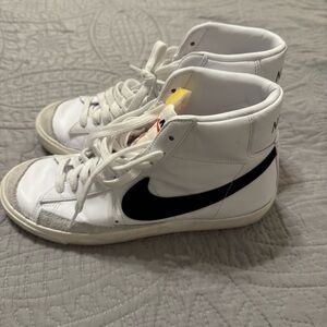 Nike blazers White/ Black High-Tops 9.5